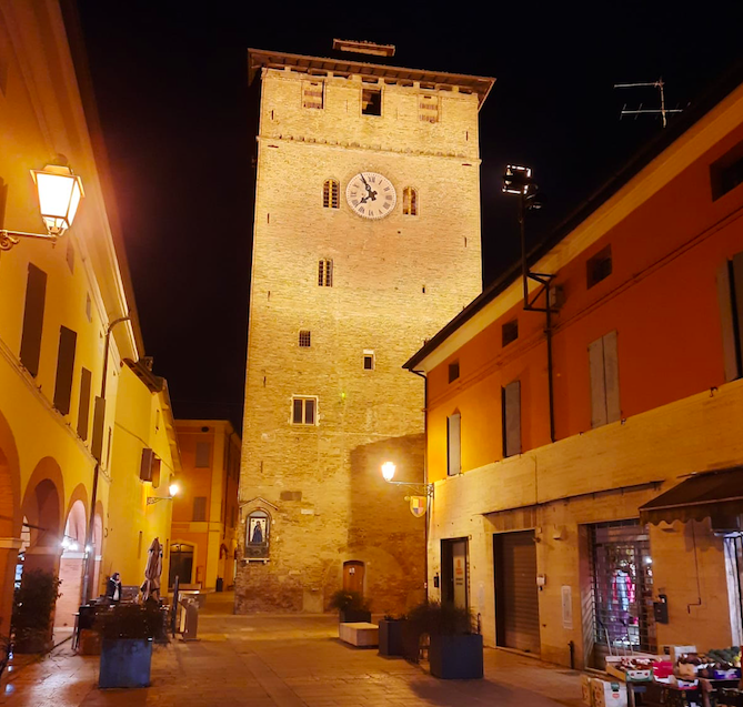Nonantola celebra il Trentennale del 118 illuminando di blu la Torre dei Modenesi foto 
