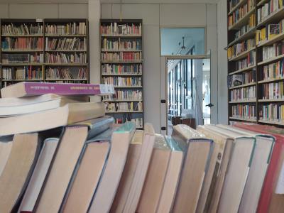Biblioteca, Ludoteca e Fonoteca in zona rossa foto 